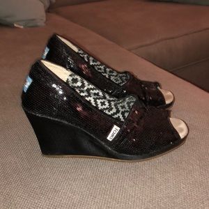 TOMS black sequenced wedges